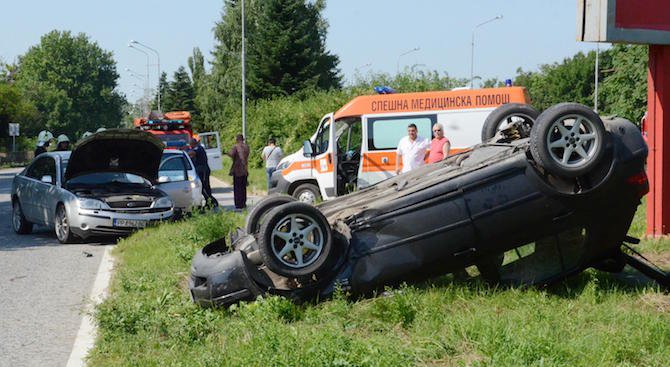 Два автомобила катастрофираха на входа на Русе (снимки)