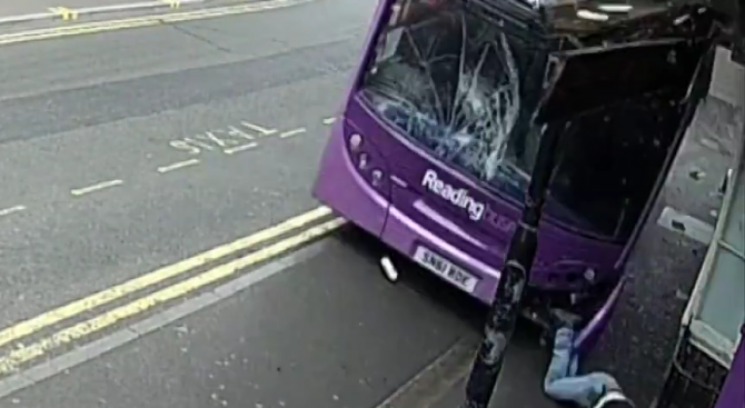 Мъж остана невредим, след като го блъсна двуетажен автобус (видео)