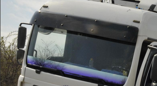 Пиян шофьор на ТИР влезе в насрещното и удари автобус