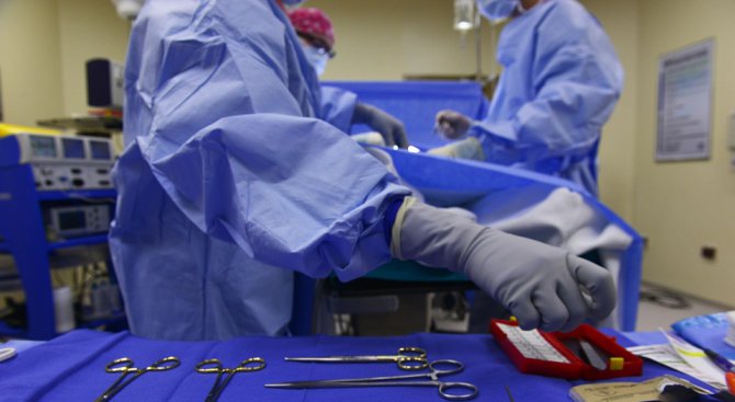 Пловдивски лекари извършиха уникална операция - спасиха от ампутация крака на жена