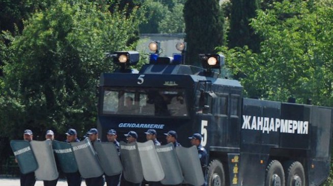 Полицията докара водно оръдие преди протеста в Асеновград