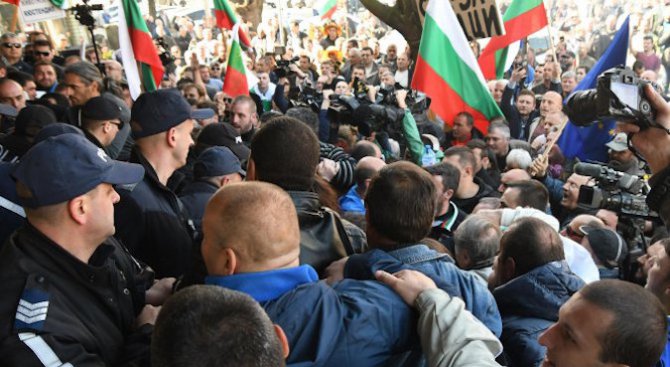 Десетки протестират в Асеновград