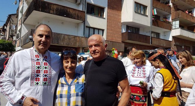 Цветанов се включи в празнично шествие във Велико Търново (снимки)
