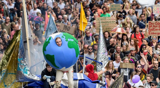Десетки хиляди се събраха в Хамбург за последния протест срещу Г-20 (снимки)