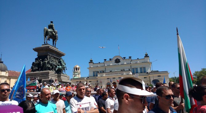 Хиляди полицаи и пожарникари на протест, искат по-високи заплати (обновена+видео+снимки)