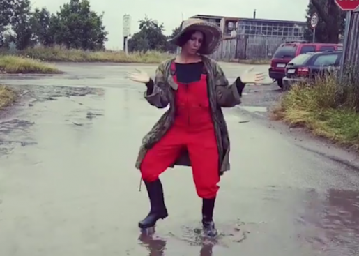 Мария Силвестър танцува под дъжда (видео)