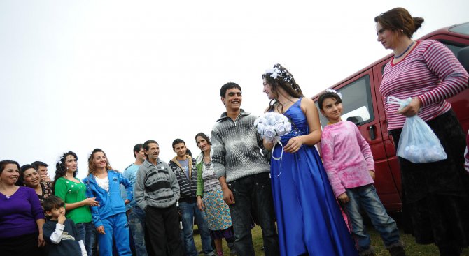 Масово недоволство в Дупница заради шумни ромски сватби