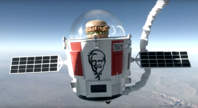 Пилешки сандвич успешно прелeтя космоса (видео)