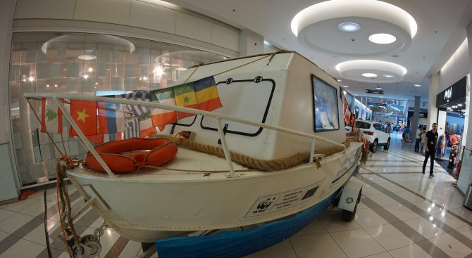 Рибарски кораб на WWF акoстира в търговски център във Варна (снимки)