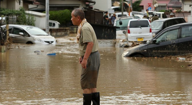 25 са вече жертвите на наводненията в Япония