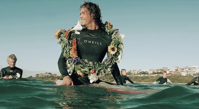 Хиляди сърфисти почетоха паметта на създателя на неопреновия костюм (видео)