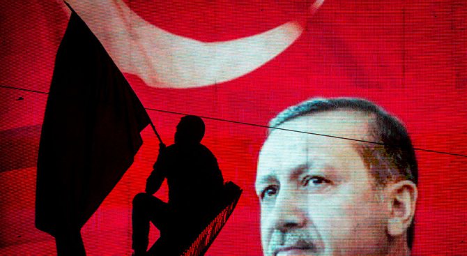 Хиляди уволнени в Турция в навечерието на годишнината от опита за преврат