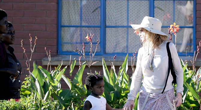 Мадона откри болница в Малави
