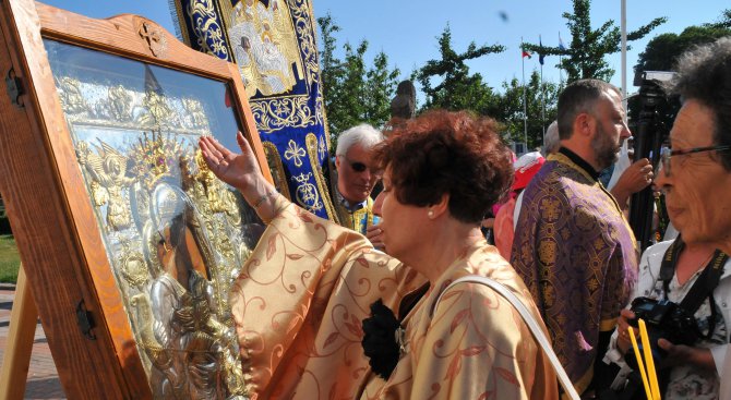 Пловдив посреща част от покрова и одеждите на &quot;Света Богородица&quot;