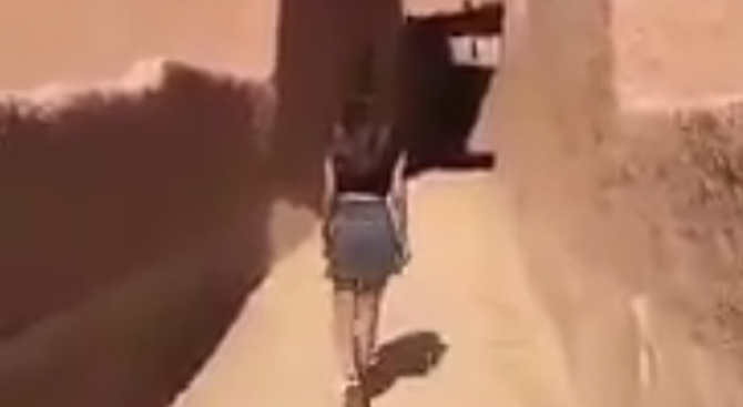 Жена с къса пола предизвика скандал в Саудитска Арабия (видео)