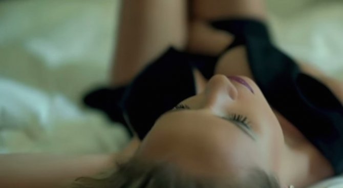 Лора Караджова по-секси от всякога в най-новия си клип