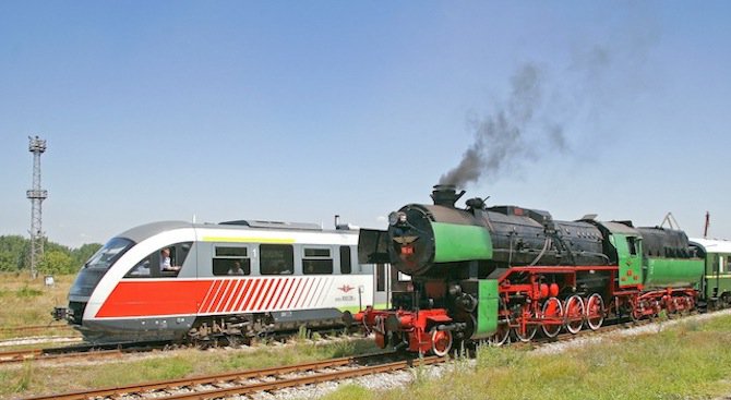 Тумба роми накладе огън върху жп линия, спря влака за Кюстендил (снимка)