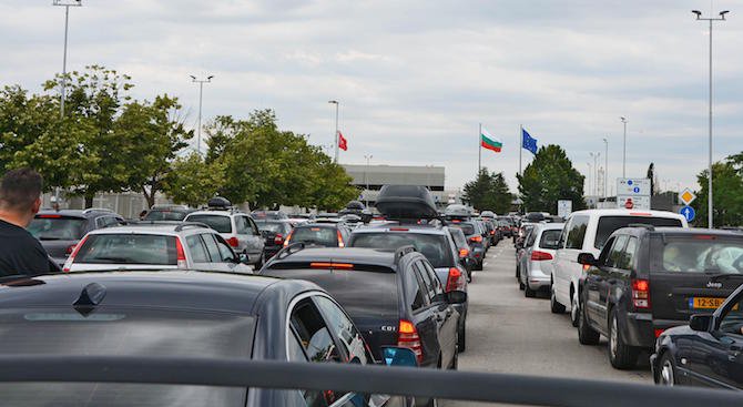 На ГКПП-Калотина има 4-километрова колона от автомобили