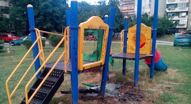 Опожариха детска площадка в Ловеч (снимки)