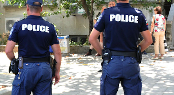 Складовете на МВР са пълни с нови униформи за полицаите