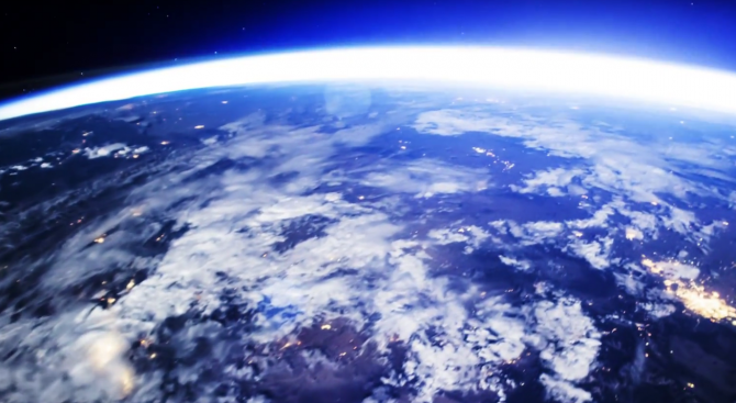Астронавт засне как Луната осветява Земята (видео)