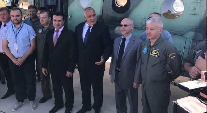 Борисов и Заев се срещнаха с екипажа на българския хеликоптер, който ще гаси пожарите в Македония (с