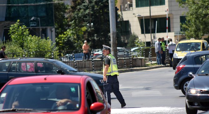 Горящ автомобил и разлята боя задръстиха кръстовище в София (снимки)