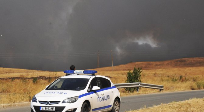 Мъж е арестуван при опит да влезе в огнената стихия в село Изворище, за да спасява имота си