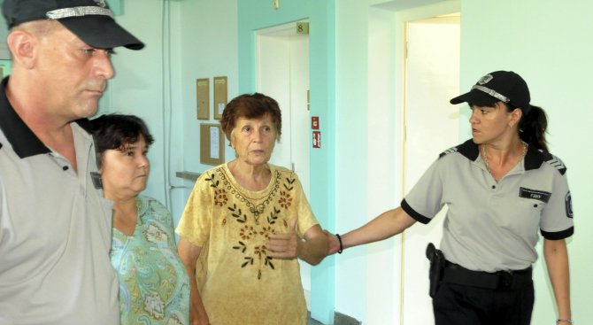 Обвиниха 76-годишна баба в участие в организирана престъпна група (снимки)