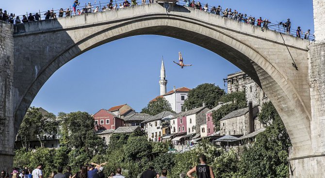 Скачаха от легендарен мост в Босна и Херцеговина (видео)