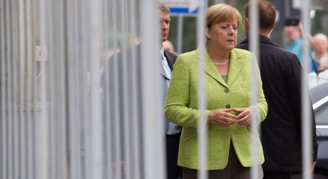 Ангела Меркел посети бивш затвор на ЩАЗИ в Берлин и го нарече болезнен спомен за миналото (снимки)