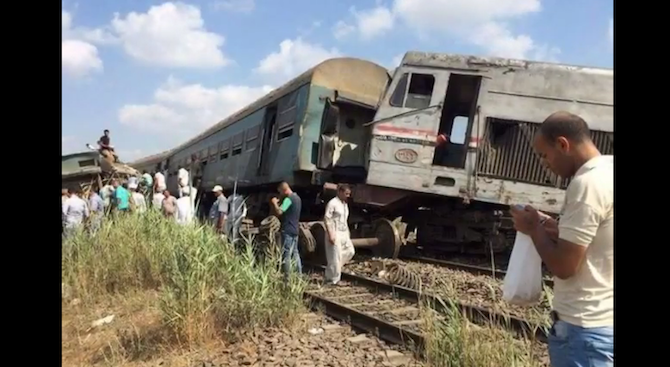 Два влака се сблъскаха в Египет (обновена+видео)