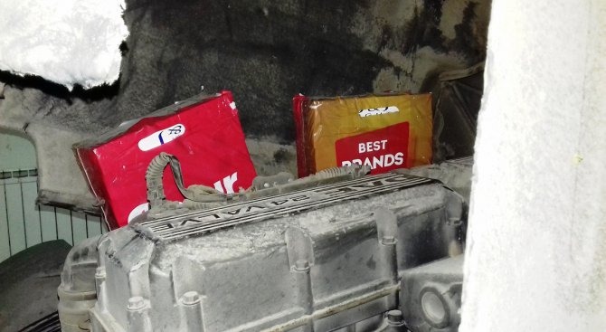 Митничари откриха 15 800 къса контрабандни цигари в турски камион на &quot;Лесово (снимки)