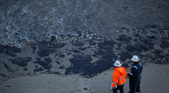 Петролен разлив в териториалните води на Кувейт