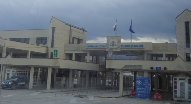 Трима българи са задържани за нелегален внос на бензин и алкохол в Гърция