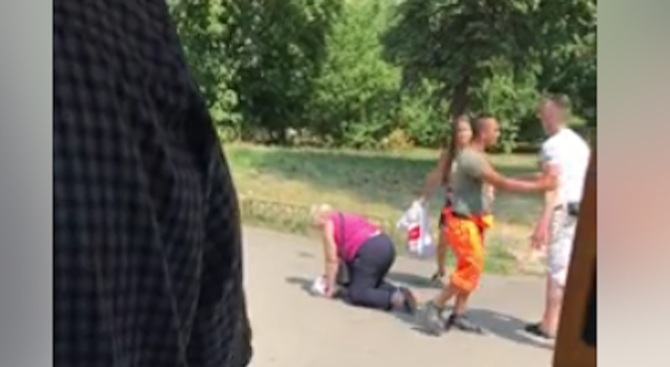 Задържаха мъжа, ритал и блъскал възрастна жена на спирка в София (видео)