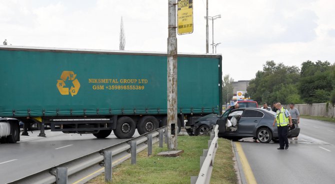 БМВ се заби в мантинела на столичен булевард (снимки)