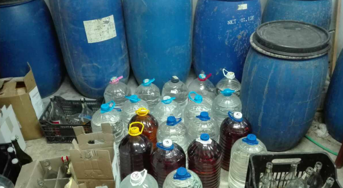 Иззеха 67 литра безакцизен алкохол от винарна в Бургас