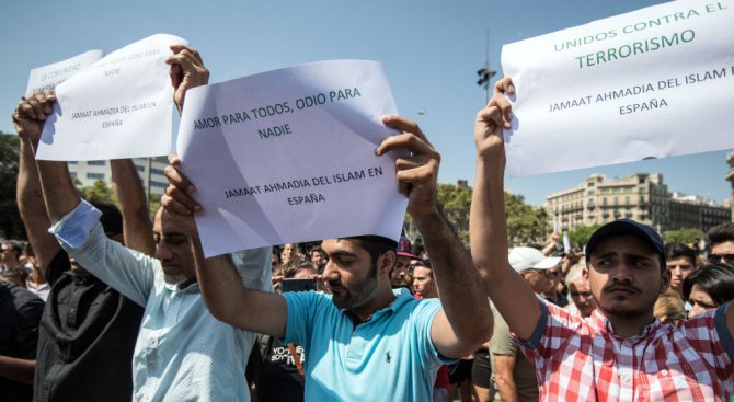 Мюсюлмани скандираха в Барселона &quot;Ние не сме терористи&quot; и &quot;Ислямът е мир&quot;