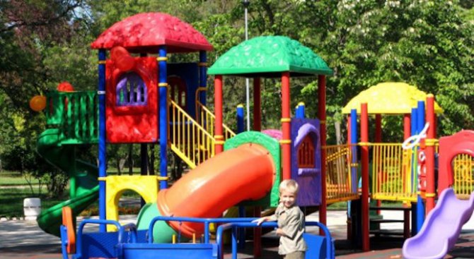 Ремонтират детските площадки във Велико Търново