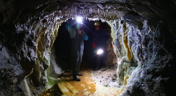 Спелеолозите откриха уникална пещера край Ракитово (видео)