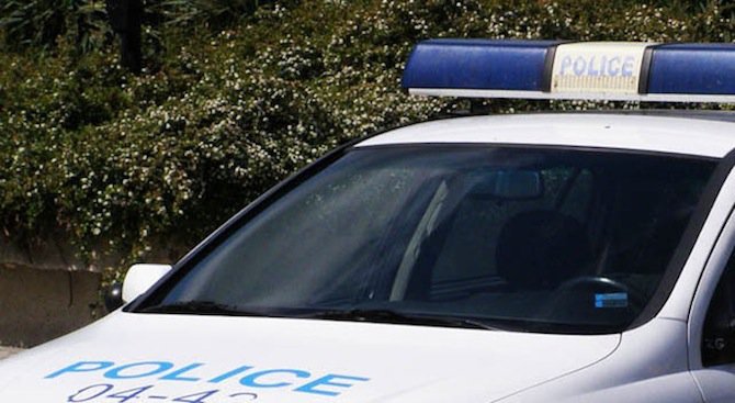 Трима мъже нападнаха полицай в Костинброд