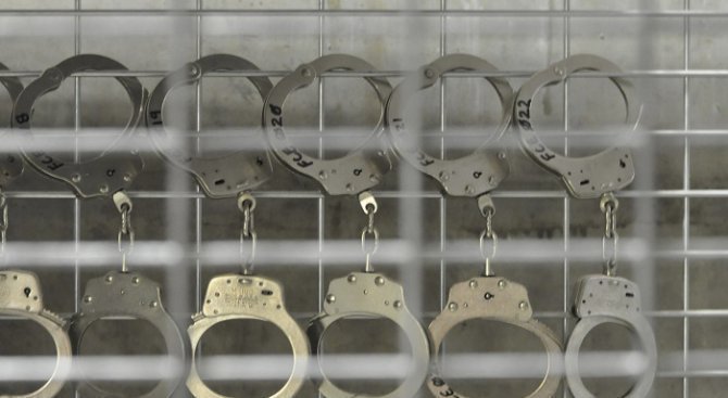 Задържаха 38-годишен мъж за кражба на пари и бижута