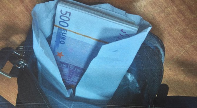 85 500 евро задържаха митничари на Митница Аерогара София (снимка)