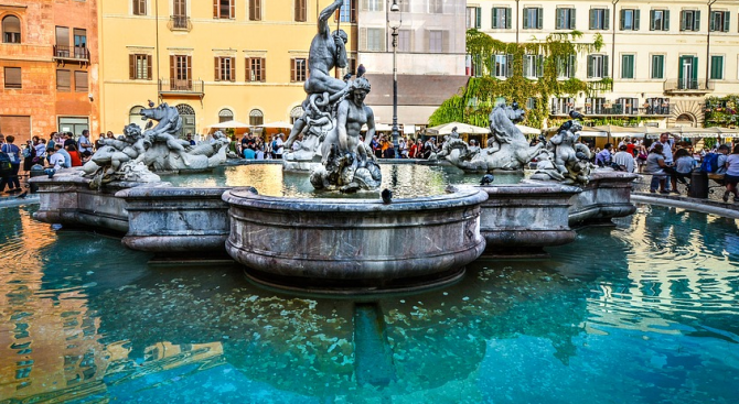 Българка се изкъпа във фонтан в Рим, глобиха я