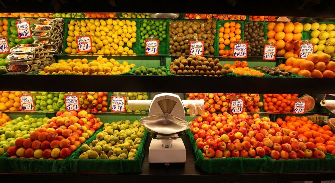 Цените на плодовете и зеленчуците остават сезонно ниски