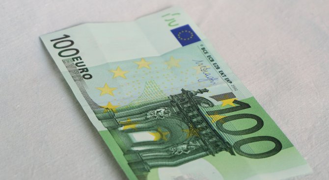 Жена пробва да пазарува с фалшива банкнота от 100 евро