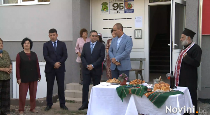 Цветанов и Нанков откриха първия саниран блок в Годеч (видео)
