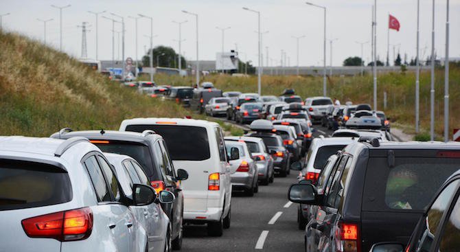 Трафикът е интензивен на всички ГКПП на българо-турската граница за леки автомобили на вход
