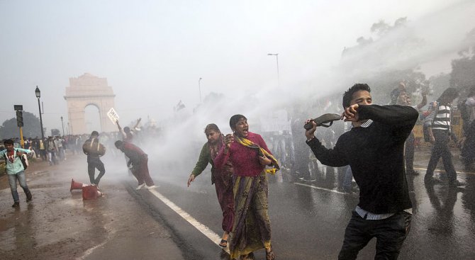 В Индия признаха за виновен гуру-изнасилвач и няколко щата пламнаха (видео)